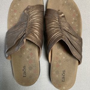 Taos Gift 2 in cocoa metallic. great arch support size 8
